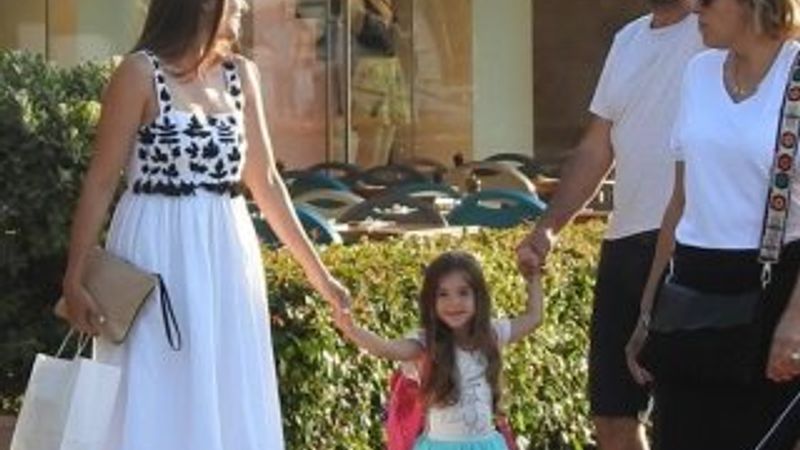 Mahsun Kırmızıgül eşi ve kızıyla tatilde