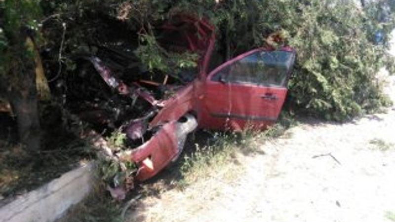 Kırıkkale’de otomobil ağaca girdi: 3 yaralı