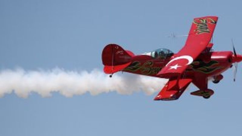 Kadın akrobasi pilotu şehitler için uçtu