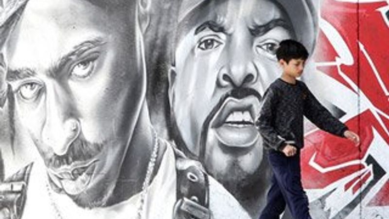 Esenyurt'un duvarları öğrencilerin grafitileriyle değişti