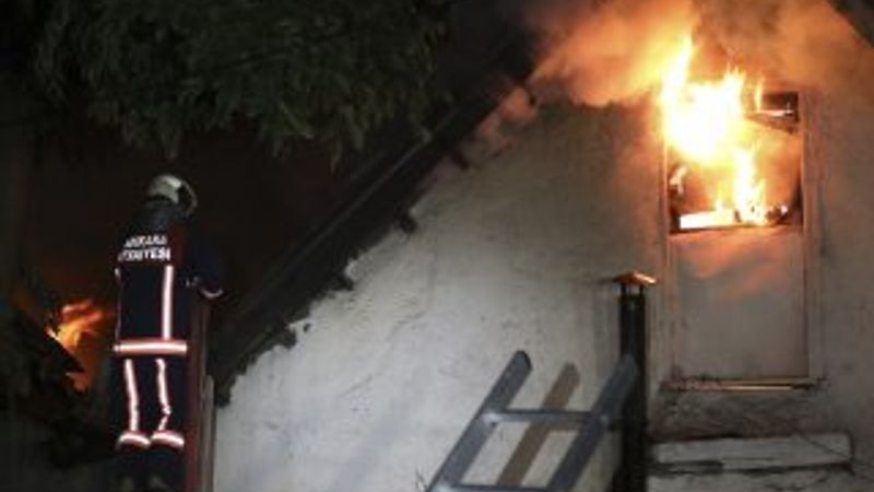 Yaşlı adamı yangından beslediği kediler kurtardı