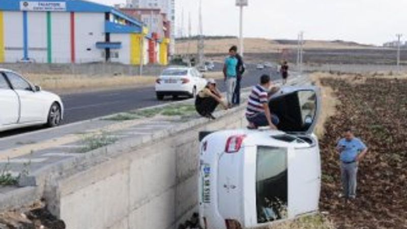 Yanan sigarayı otomobile düşürünce kaza yaptı