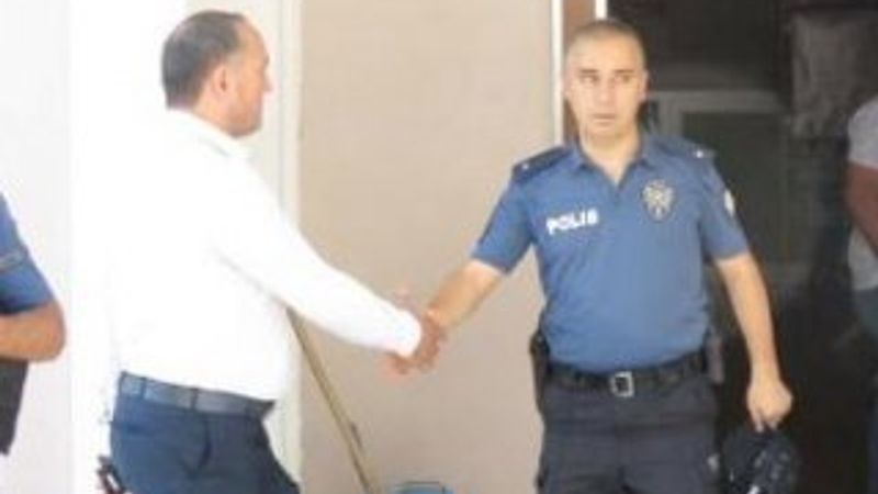 Trafik magandasıyla tokalaşan polis açığa alındı