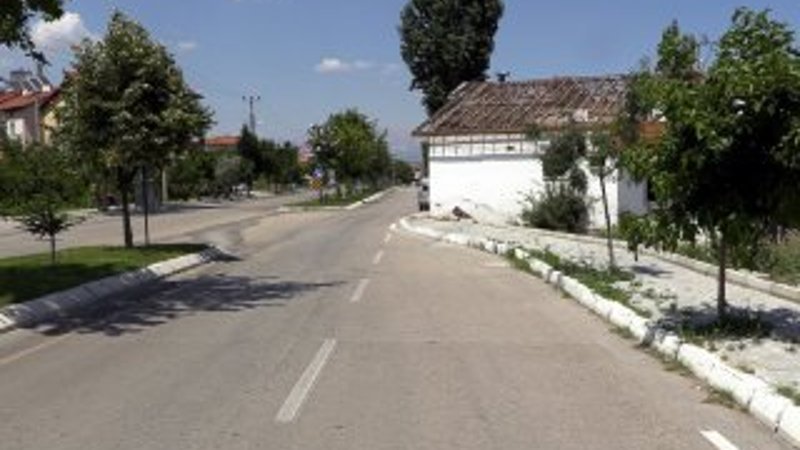 Isparta’da yol ortasındaki ev yıkıldı