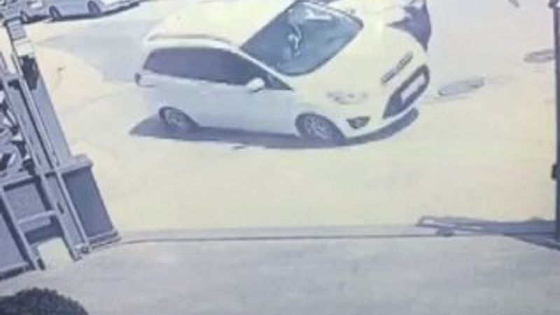 Hafif ticari araçla çarpışan otomobil takla attı