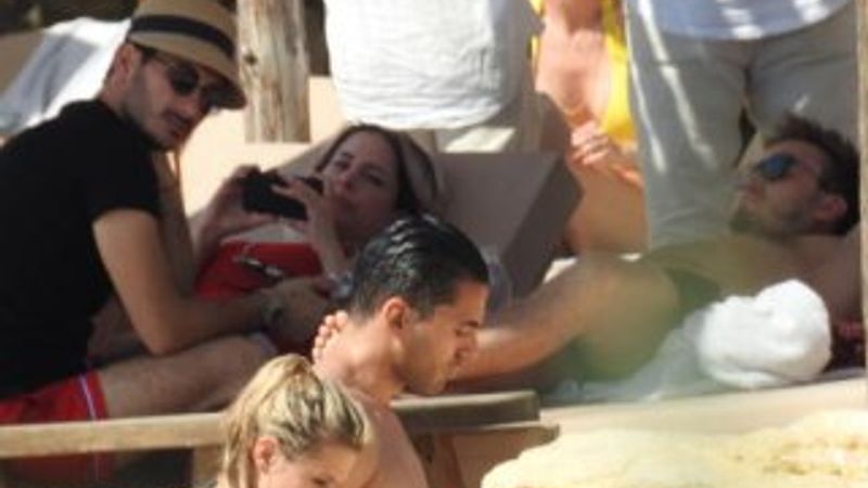 Selin İmer tatilde denize giremiyor