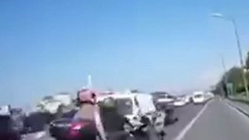 Kazadan kıl payı kurtulan motosikletli kamerada