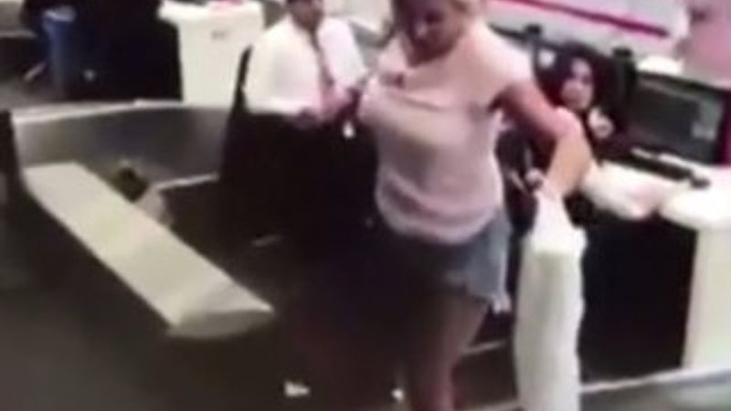 İstanbul Havalimanı’nda bagaj bandına giren kadın