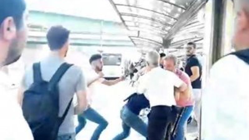 Metrobüs durağında tekme ve tokatlı kavga kamerada