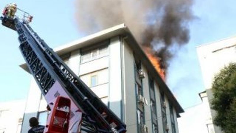 Mecidiyeköy'de 5 katlı binanın çatısında yangın 