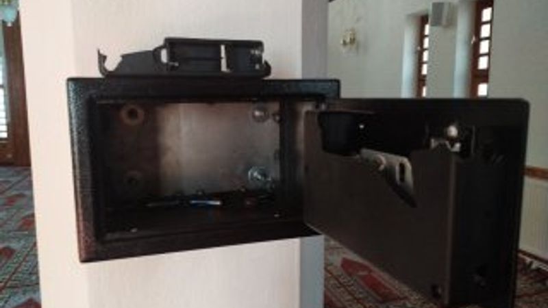 Denizli'de caminin yardım kutusuna dadanan hırsız