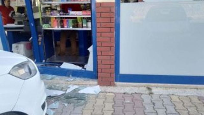Kahramanmaraş'ta otomobil marketin camına girdi