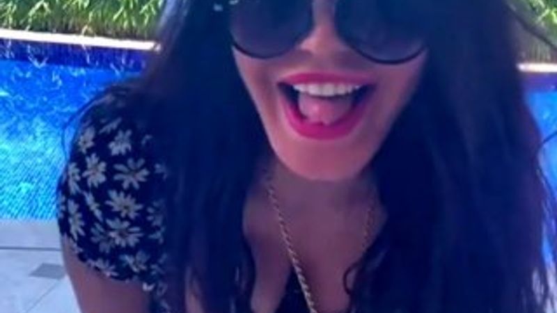 Ebru Polat'tan dekolteli kapak açma