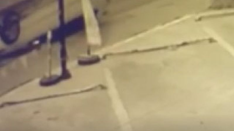 Avcılar'da yoldan çıkan araç takla attı