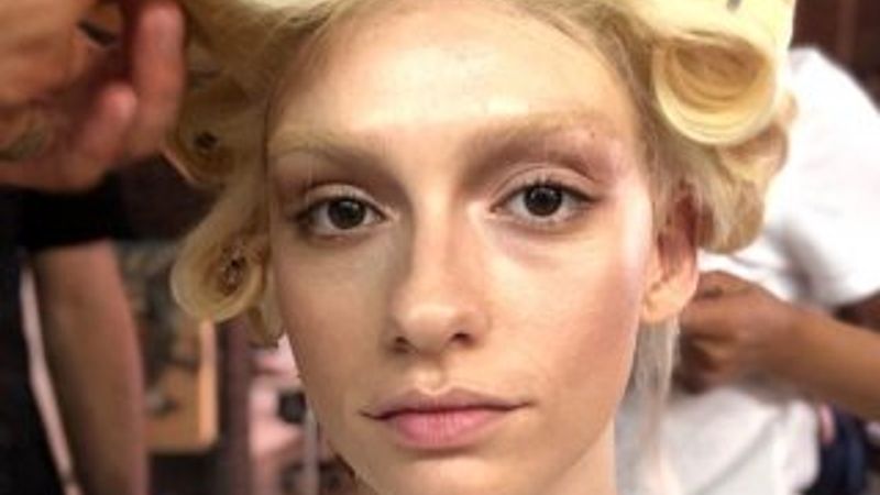 Hazar Ergüçlü sarışın oldu