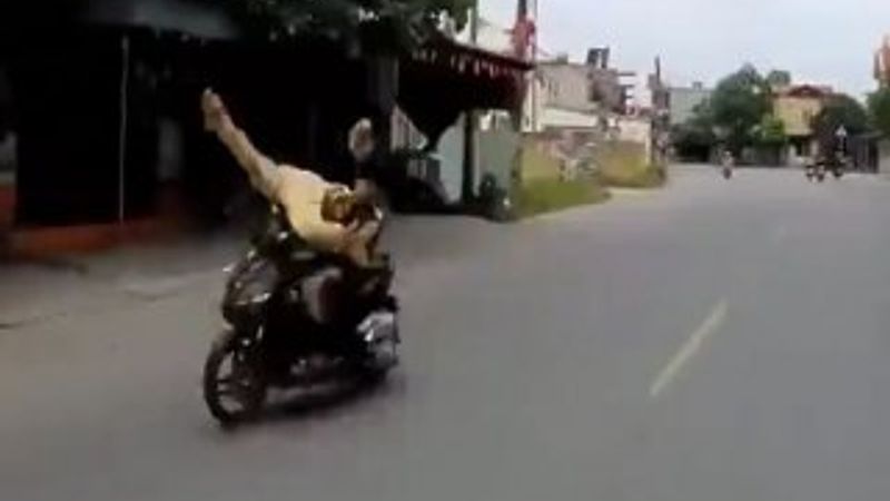 Motosikletli sürücü polise çarptı