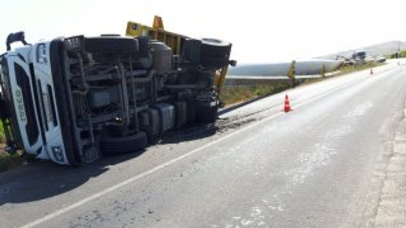 Menemen’de tır devrildi