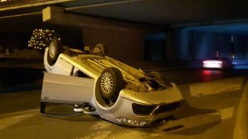 Bayrampaşa'da makas atan sürücü takla attı