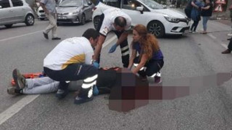 Hatalı U dönüşü yapan otomobile motosiklet çarptı