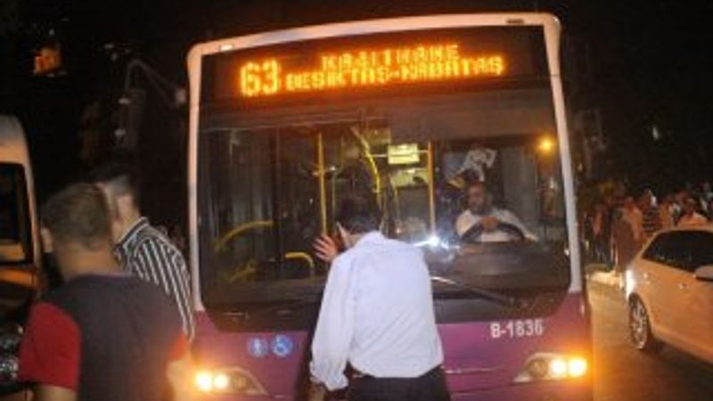 Kalp spazmı geçiren sürücü halk otobüsüne çarptı