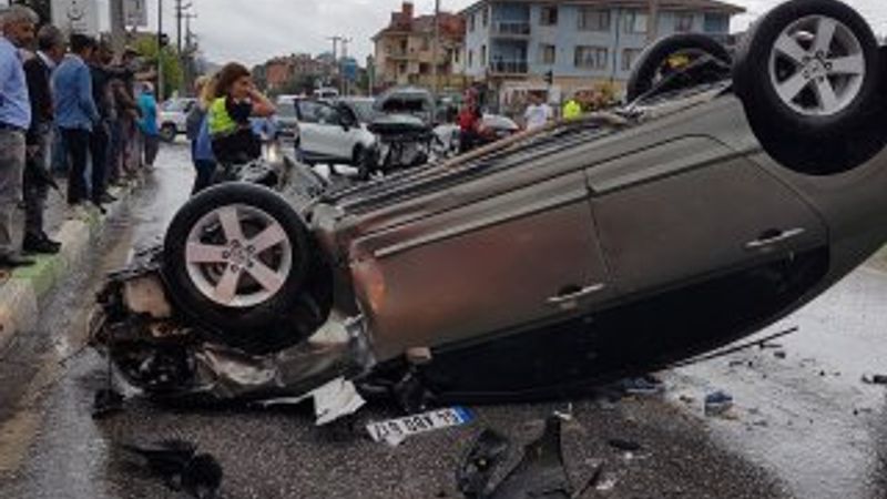 Sakarya’da iki otomobil çarpıştı: 7 yaralı