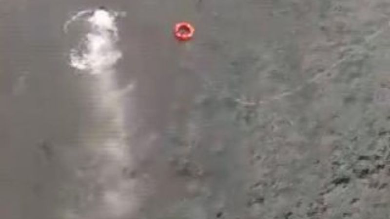 Köprüden atlayan kadını kurtarma anı kamerada