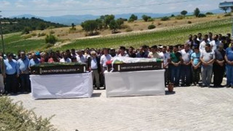 İzmir'de düşen yıldırım ile ölen baba ve kızına acı veda