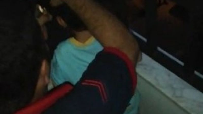 Oyun oynarken kafasını sıkıştırdı