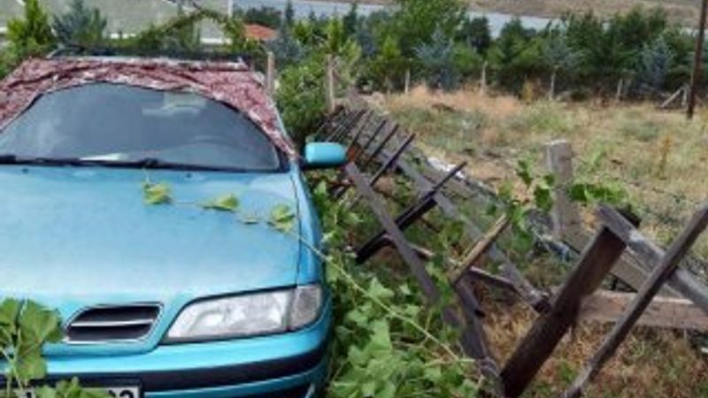 Kırıkkale’de fırtına çatıları uçurdu, ağaçları devirdi