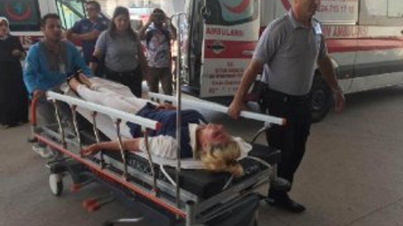 Aynı apartmanda yaşadığı eski gelinlerini döven anne kız