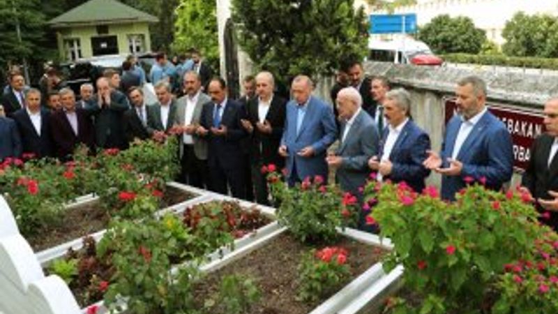 Cumhurbaşkanı Erdoğan, Erbakan'ın kabrini ziyaret etti