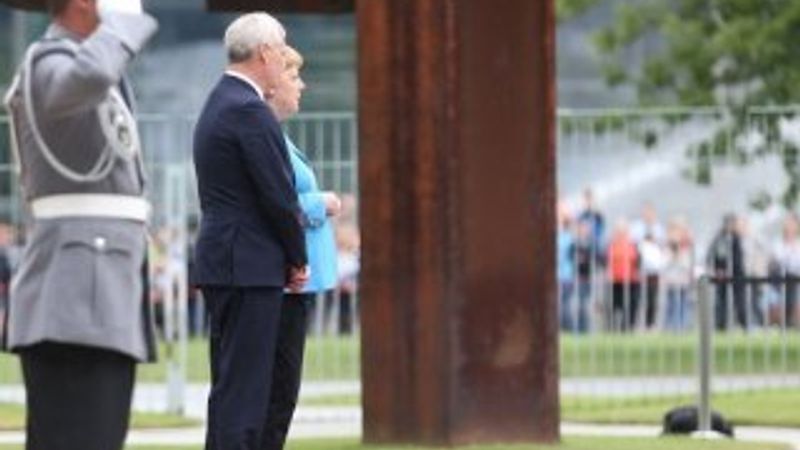 Merkel'in titremesinin nedeni: Hipoglisemi atağı