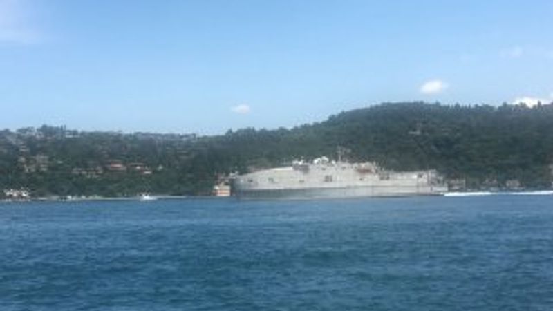 ABD savaş gemisi İstanbul Boğazı’ndan geçti