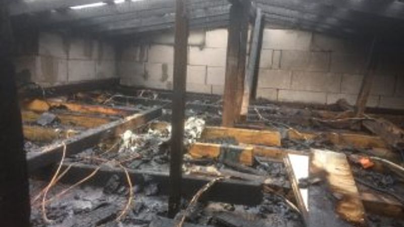 Balıkesir'de yazlık evin çatısı yandı