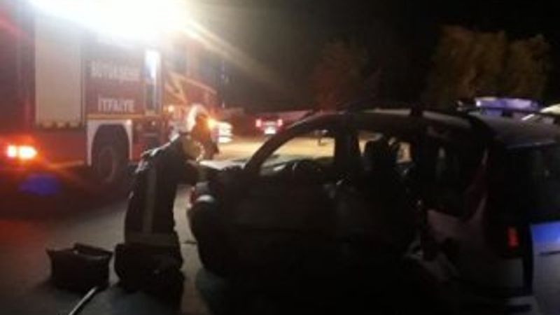 Denizli'de 2 otomobil çarpıştı