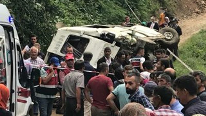 Giresun'da yolcu minibüsü şarampole yuvarlandı