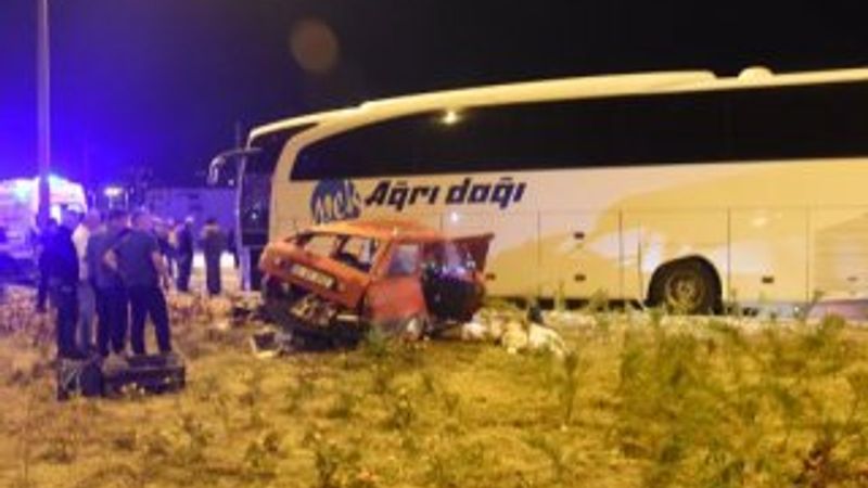 Sivas'ta yolcu otobüsü ile otomobil çarpıştı