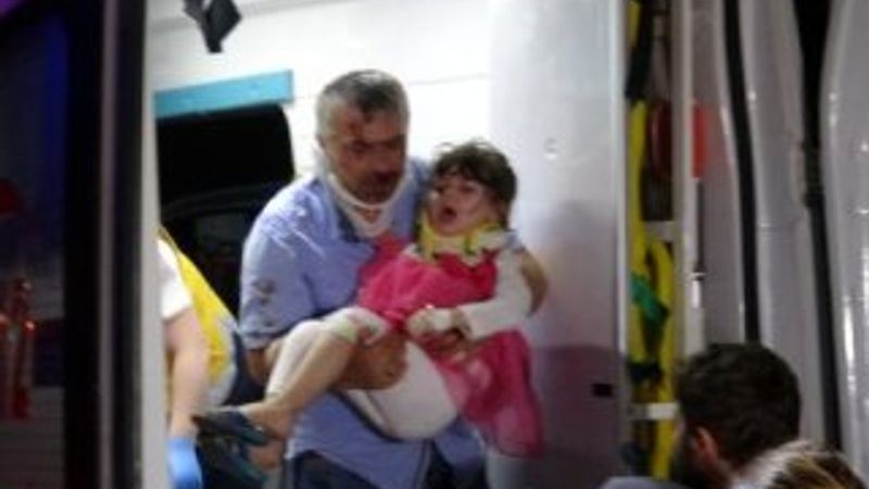 İzmit'te iki otomobil kafa kafaya çarpıştı