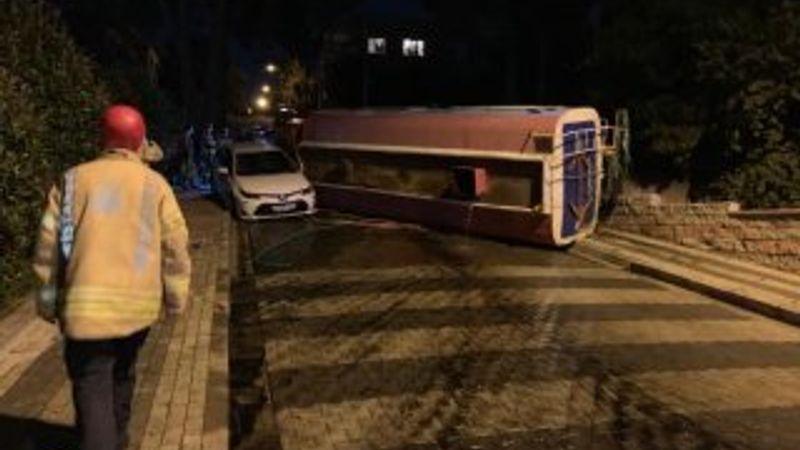 Üsküdar'da su tankeri otomobilin üzerine devrildi