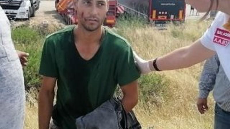 Balıkesir'de yol kenarındaki araca kamyonet çarptı: 4 yaralı