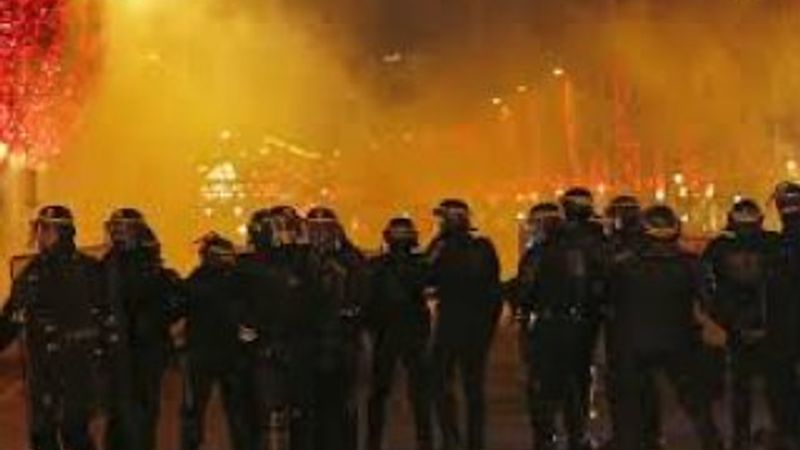 Fransa'da polislere havai fişekli saldırı