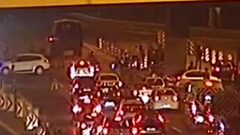 15 Temmuz Köprüsü'ndeki darbeci askerlerin kaçma görüntüsü