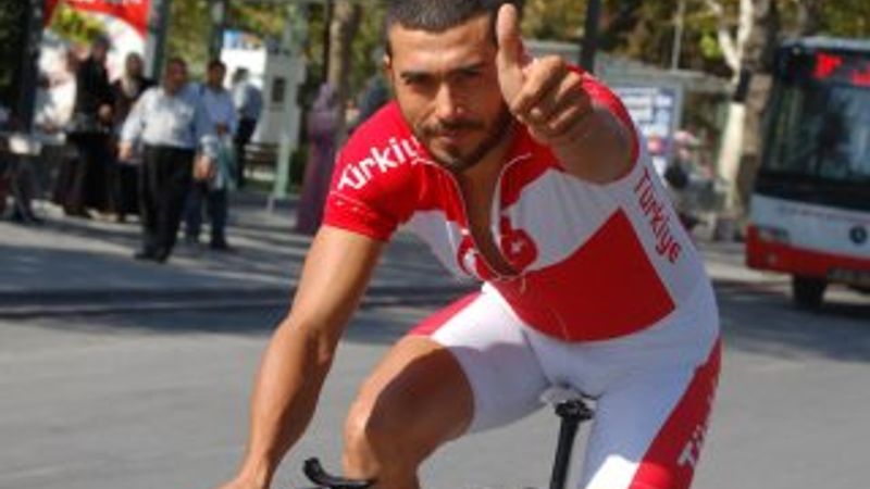 Dünya üçüncüsü bisikletçi kazada öldü