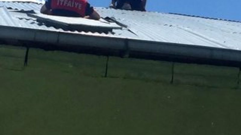 Kars'ta intihara kalkışan küçük kızı itfaiye eri kurtardı