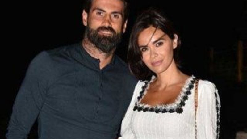 Volkan Demirel'i eşi giydiriyor