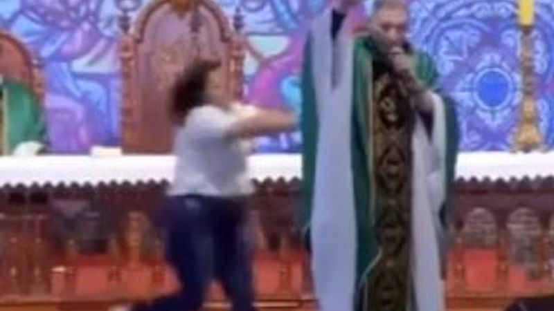 Kilolu kadınlara söz söyleyen rahibi sahneden attı