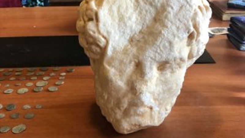 Müze müdürünün odasından tarihi eserler çıktı