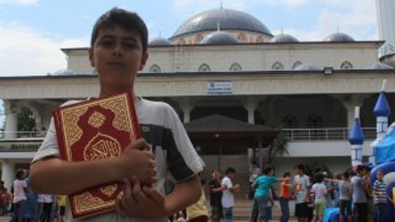 Çocuklara camiyi sevdiren imam