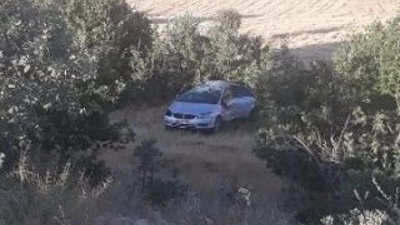 Diyarbakır'da otomobil şarampole yuvarlandı: 3 yaralı