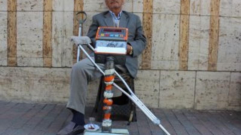 Memur emeklisi evinin günlük ihtiyacını tartıcılıkla kazanıyor